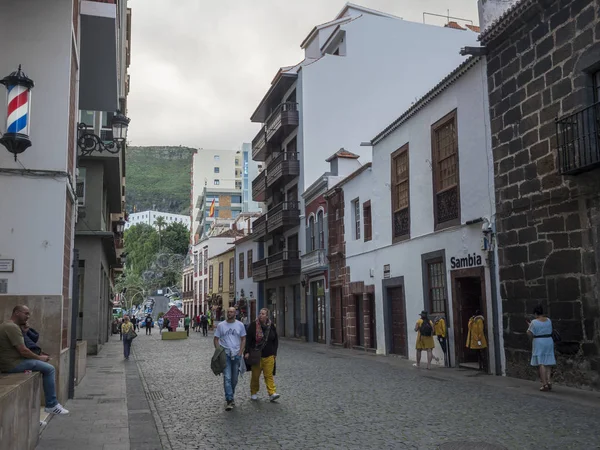 Santa Cruz de la Palma, La Palma, Islas Canarias, España, 30 de diciembre de 2019: Calle en el centro histórico de Santa Cruz con gente turística y balcón tradicional de madera y decoraciones navideñas . — Foto de Stock