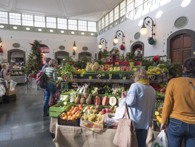 Santa Cruz de la Palma, La Palma, Kanarya Adaları, İspanya, 23 Aralık 2019: Turist ve yerel halk, meyve ve sebze standlarında tropikal meyve dolu renkli kutularla alışveriş yapıyorlar