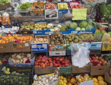 Santa Cruz de la Palma, La Palma, Kanarya Adaları, İspanya, 23 Aralık 2019: meyve ve sebze standı pazarda renkli meyve dolu kutularla