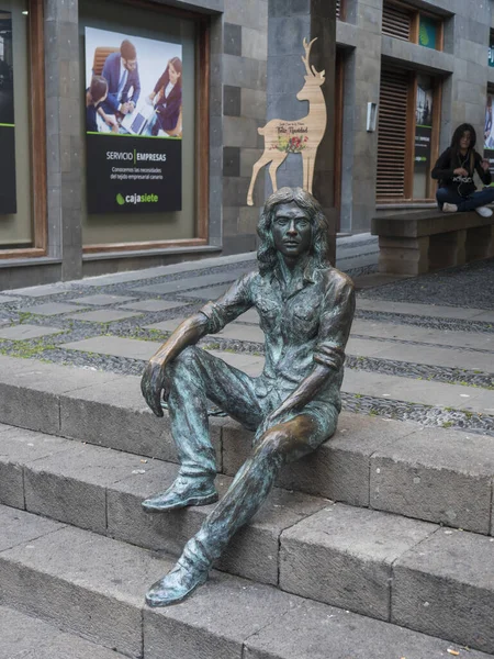 Santa Cruz de la Palma, La Palma, Kanarya Adaları, İspanya, 30 Aralık 2019: Merdivenlerde oturan genç şairin bronz heykeli, eski şehir merkezinde şiir sembolü, kamu malı — Stok fotoğraf