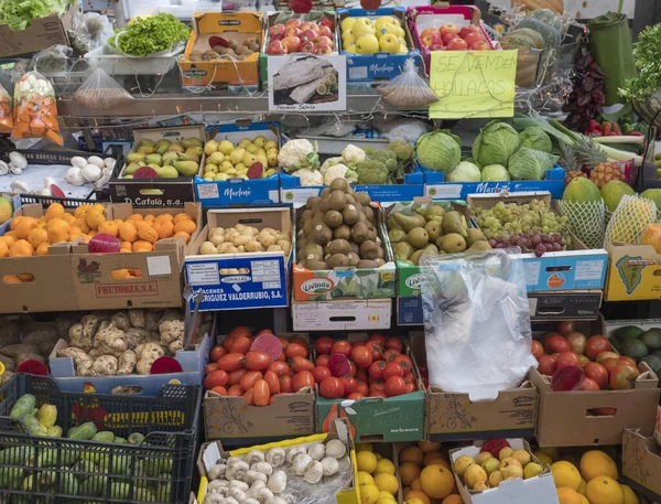 Santa Cruz de la Palma, La Palma, Kanarya Adaları, İspanya, 23 Aralık 2019: meyve ve sebze standı pazarda renkli meyve dolu kutularla