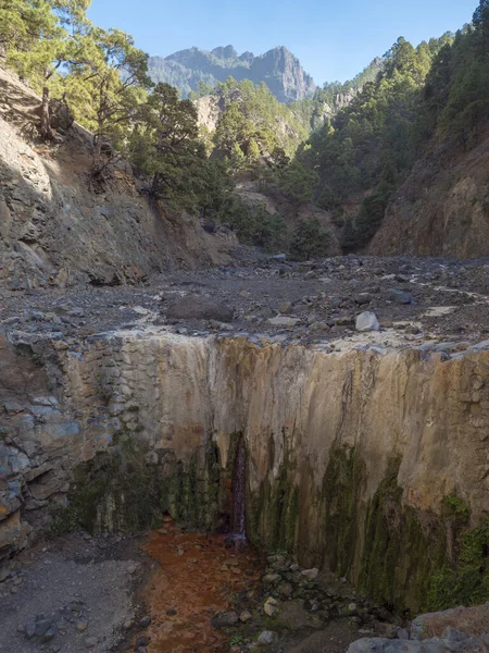 Cascada de Colores pequeña cascada seca en un cráter volcánico en la Caldera de Taburiente, la corriente de agua es colorida por el agua mineral. La Palma, Islas Canarias, España — Foto de Stock