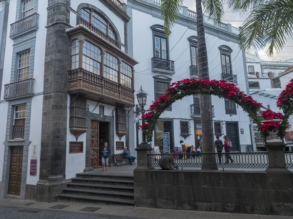 Santa Cruz de la Palma, La Palma, Islas Canarias, España, 30 de diciembre de 2019: Calle en el centro histórico de la ciudad con gente turística, patio de iglesia barroca de El Salvador y decoraciones navideñas — Foto de Stock