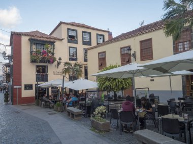 Santa Cruz de la Palma, La Palma, Kanarya Adaları, İspanya, 19 Aralık 2019: Placeta de borrero Meydanı Santa Cruz eski şehir merkezinde restoran ve turist ve geleneksel mimari