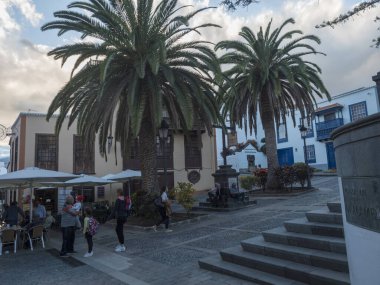 Santa Cruz de la Palma, La Palma, Kanarya Adaları, İspanya, 19 Aralık 2019: Placa la Alameda Meydanı, Santa Cruz şehir merkezinde restoran, turist, palmiye ağaçları ve geleneksel mimari.