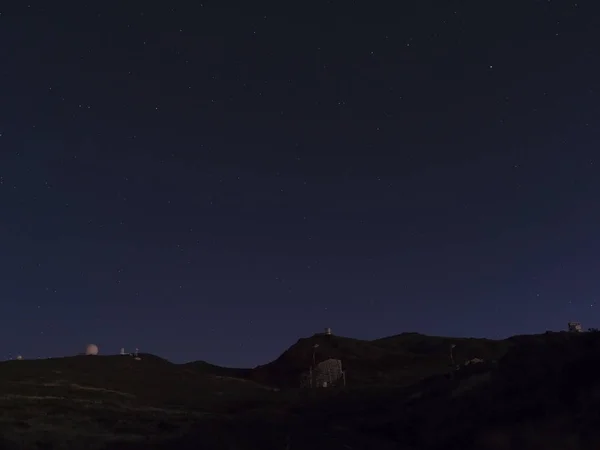 Astrofotografía nocturna, cielo con estrellas en el Roque de los Muchachos con telescopios de observatorio astronómico, la Palma, Islas Canarias, España — Foto de Stock