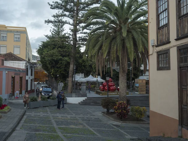 Santa Cruz de la Palma, La Palma, Canary Islands, Spain, December 19, 2019: Street at Santa Cruz old city center with tourist people and traditional wooden balcony and christmas decorations. — 스톡 사진