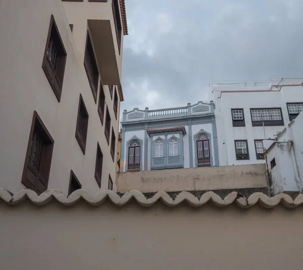 Muralla rosa y casas tradicionales en la calle en Santa Cruz de la Palma casco antiguo de la ciudad La Palma, Islas Canarias, España. Copiar espacio —  Fotos de Stock