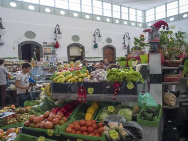 Santa Cruz de la Palma, La Palma, Kanarya Adaları, İspanya, 23 Aralık 2019: meyve ve sebze standı pazarda renkli meyve dolu kutularla