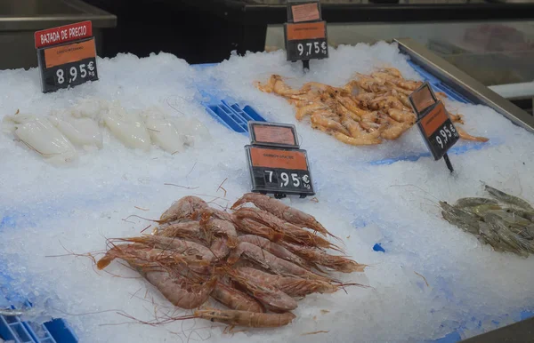 Brena Alta, La Palma, Canary Islands, Spain, December 21, 2019: Fresh prawn and shrimps lies on ice. Shop window with fish products for sale displayed at chain supermarket — Stock Photo, Image
