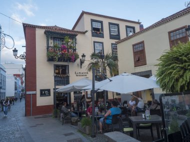 Santa Cruz de la Palma, La Palma, Kanarya Adaları, İspanya, 19 Aralık 2019: Placeta de borrero Meydanı Santa Cruz eski şehir merkezinde restoran ve turist ve geleneksel mimari