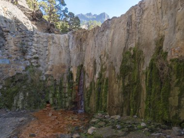 Cascada de Colores, Caldera de Taburiente 'deki volkanik bir kraterin içindeki en küçük ve en kuru şelaledir. Su akıntısı, maden suyuyla renklidir. La Palma, Kanarya Adaları, İspanya