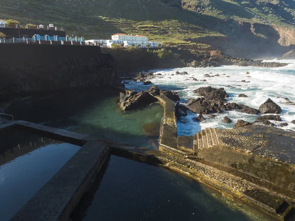 Natuurlijke zee zwembad bij la Fajana met golven van Atlantische Oceaan, La Palma, Canarische Eilanden, Spanje — Stockfoto