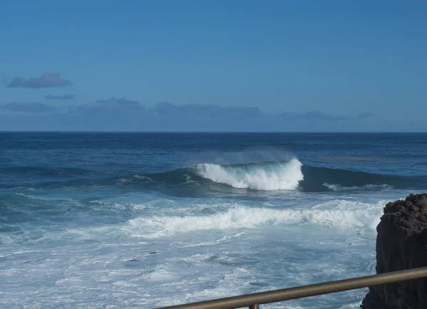 BIg aplastando la ola blanca sobre el Océano Atlántico vista desde la terraza de la Fajana, La Palma, Islas Canarias, España. Fondo cielo azul . — Foto de Stock