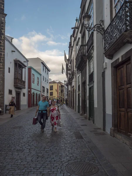 Santa Cruz de la Palma, La Palma, Islas Canarias, España, 30 de diciembre de 2019: Calle en el centro histórico de Santa Cruz con gente turística y balcón tradicional de madera y decoraciones navideñas . — Foto de Stock