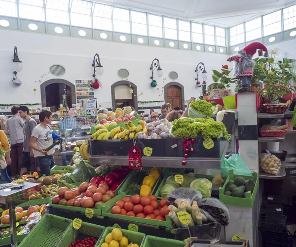 Santa Cruz de la Palma, La Palma, Kanarya Adaları, İspanya, 23 Aralık 2019: meyve ve sebze standı pazarda renkli meyve dolu kutularla