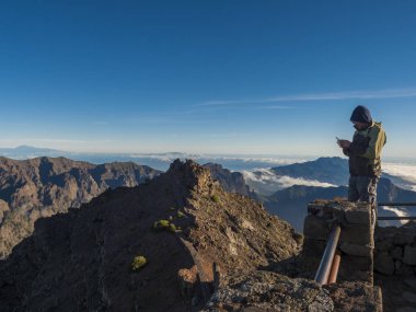 Roque De Los Muchachos, La Palma, Kanarya Adaları, İspanya, 20 Aralık 2019: Volkanik krater Caldera de Taburiente Natoiente Parkı ile Mirador Roque De Los Muchachos 'a bakan turist