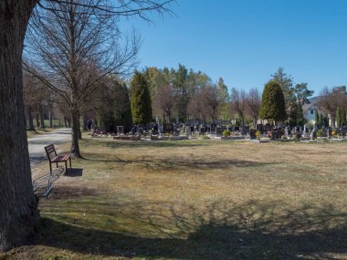 Çek Cumhuriyeti, Cvikov, 19 Nisan 2020: 19. yüzyıl mezarlığı veya mezarlığı Cvikov, Lusatian dağlarında, arka planda ilkbahar yeşil manzarası olan eski köy mezarlığı