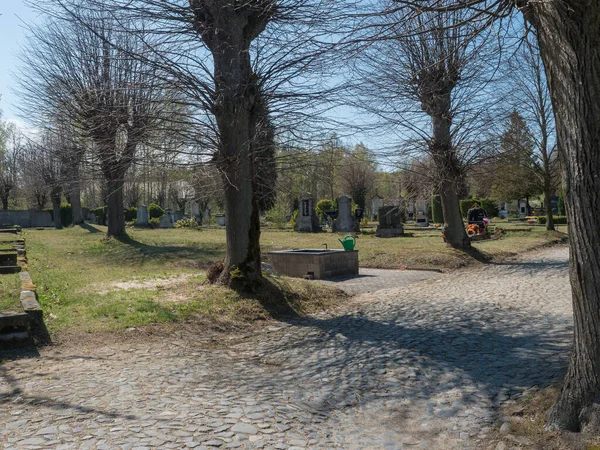 Çek Cumhuriyeti, Cvikov, 19 Nisan 2020: 19. yüzyıl mezarlığı veya mezarlığı Cvikov, Lusatian dağlarında, arka planda ilkbahar yeşil manzarası olan eski köy mezarlığı — Stok fotoğraf