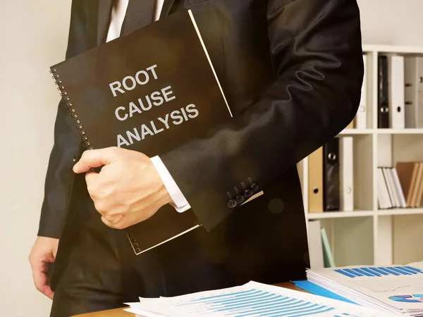 Foto de negócios mostra mão escrita texto raiz causa análise — Fotografia de Stock
