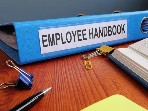 Текстовый знак с печатными словами Employee Handbook — стоковое фото
