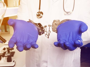 Kavramsal fotoğrafta tıbbi ihmalkârlık gösteriliyor.