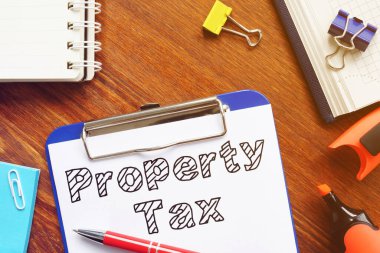 Konsept iş fotoğrafında emlak vergisi gösterilir