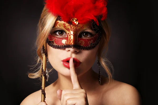 Chica con máscara de carnaval. Mujer con el dedo en los labios mostrando silencio — Foto de Stock