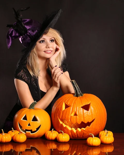 Прекрасная ведьма с тыквами. Хэллоуин — стоковое фото
