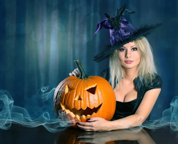 Witch met Halloween pompoen. Prachtige blond meisje — Stockfoto