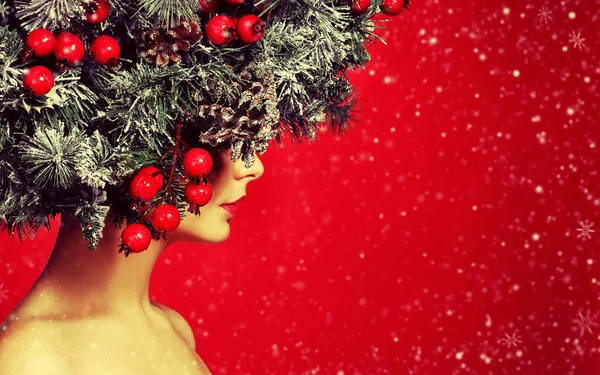 Різдвяна жінка. Модна дівчина з новорічною прикрашеною зачіскою . — стокове фото