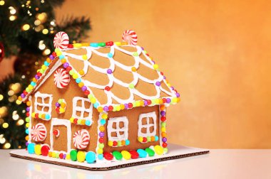 Kurabiye evi dekore edilmiş Noel ağacı üzerinde