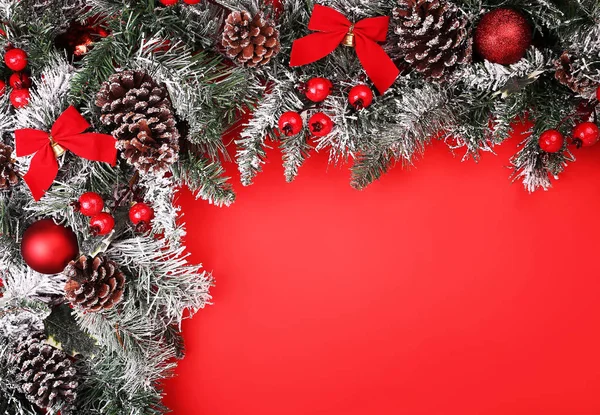 Fundo de Natal. Ramo de árvore de natal com cones de pinho — Fotografia de Stock