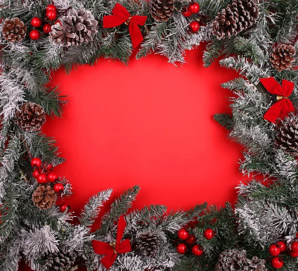 Borde decorativo de Navidad con conos de pino y bayas de acebo —  Fotos de Stock
