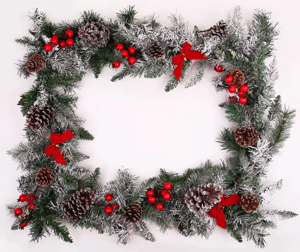 Borde decorativo de Navidad con conos de pino y bayas de acebo —  Fotos de Stock