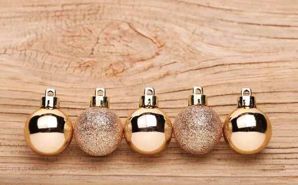 Gold Christmas Balls Over Wooden Background. — Stock Photo, Image