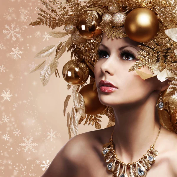 Christmas mode flicka med inredda frisyr. Porträtt — Stockfoto