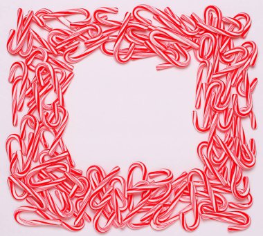 Noel şekerler çerçevesinden beyaz arka plan üzerinde