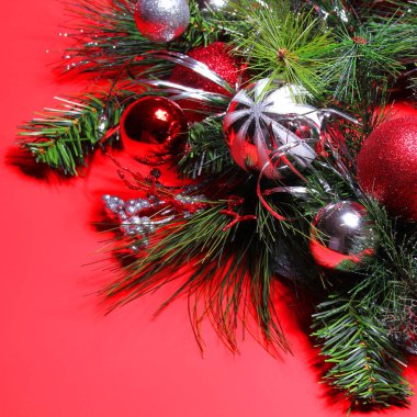 Noel dekorasyonu. Kırmızı ve gümüş toplar Noel ağacı üzerinde 