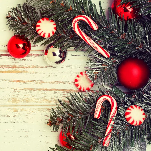 Vánoční strom větev s červenou koulí a bonbóny kužele — Stock fotografie