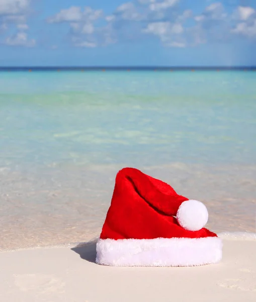 Santa's Hat on Tropical Beach — Stock Photo, Image