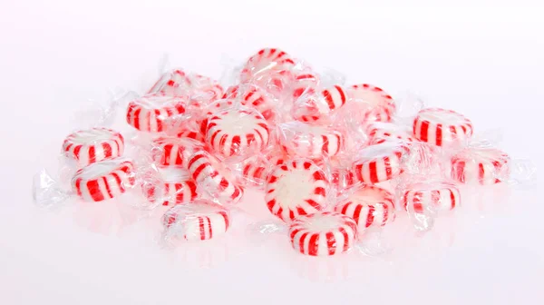 Menta piperita mucchio di caramelle isolato su bianco . — Foto Stock