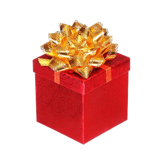 与黄金的缎带蝴蝶结，孤立圣诞红色礼品盒 — 图库照片