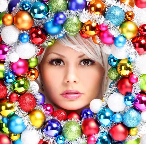 Kerstmis vrouw met gekleurde ballen. gezicht van mooi meisje — Stockfoto