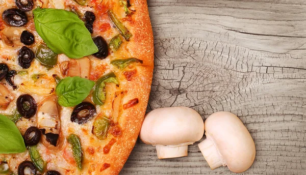 Veggie Pizza med grönsaker på trä bakgrund — Stockfoto