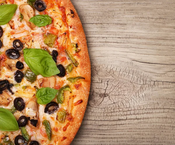 Veggie Pizza med grönsaker på trä bakgrund — Stockfoto