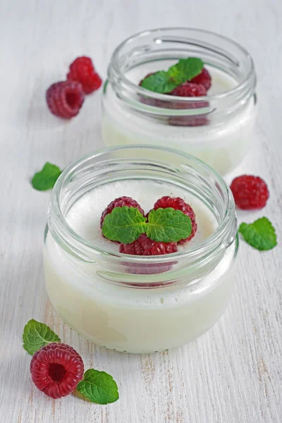 Delicious creamy mousse with fresh raspberries — Stock Photo, Image