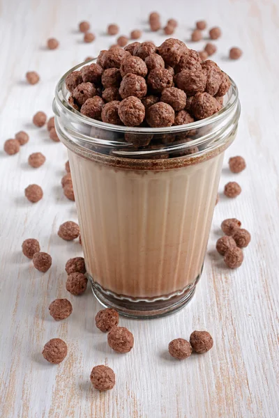 Boules de céréales au chocolat et mousse — Photo