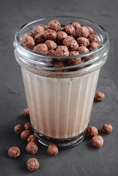 Chocolate cereal balls and mousse — Stock Photo, Image