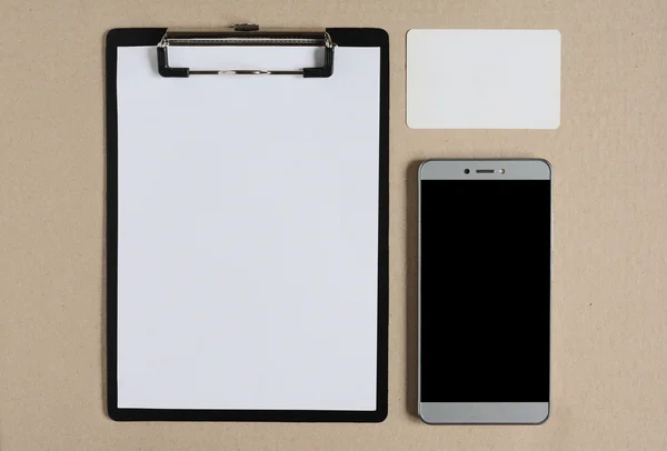 Portapapeles con papel, tarjeta y smartphone en blanco —  Fotos de Stock